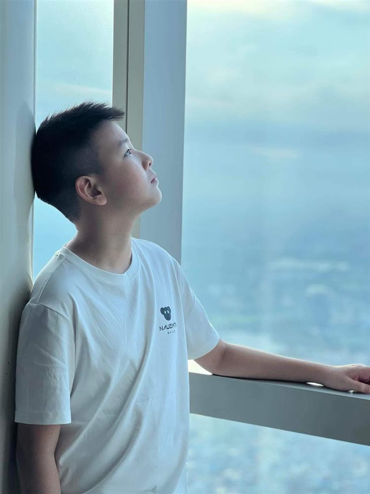 br/> Mới đây, hoa hậu Thùy Lâm đăng tải hình ảnh quý tử Su trên trang cá nhân. Nhóc tỳ nhanh chóng thu hút sự chú ý nhờ ngoại hình phổng phao ở tuổi 12. Hiếm hoi được mẹ cho lên sóng, quý tử nhà Hoa hậu Hoàn vũ Việt Nam 2008 được nhận xét "ra dáng", sở hữu gương mặt điển trai, đường nét nghiêng về giống bố. Đính kèm hình ảnh, Thùy Lâm hóm hỉnh: "Công sức hơn 12 năm của mình cả nhà ạ".