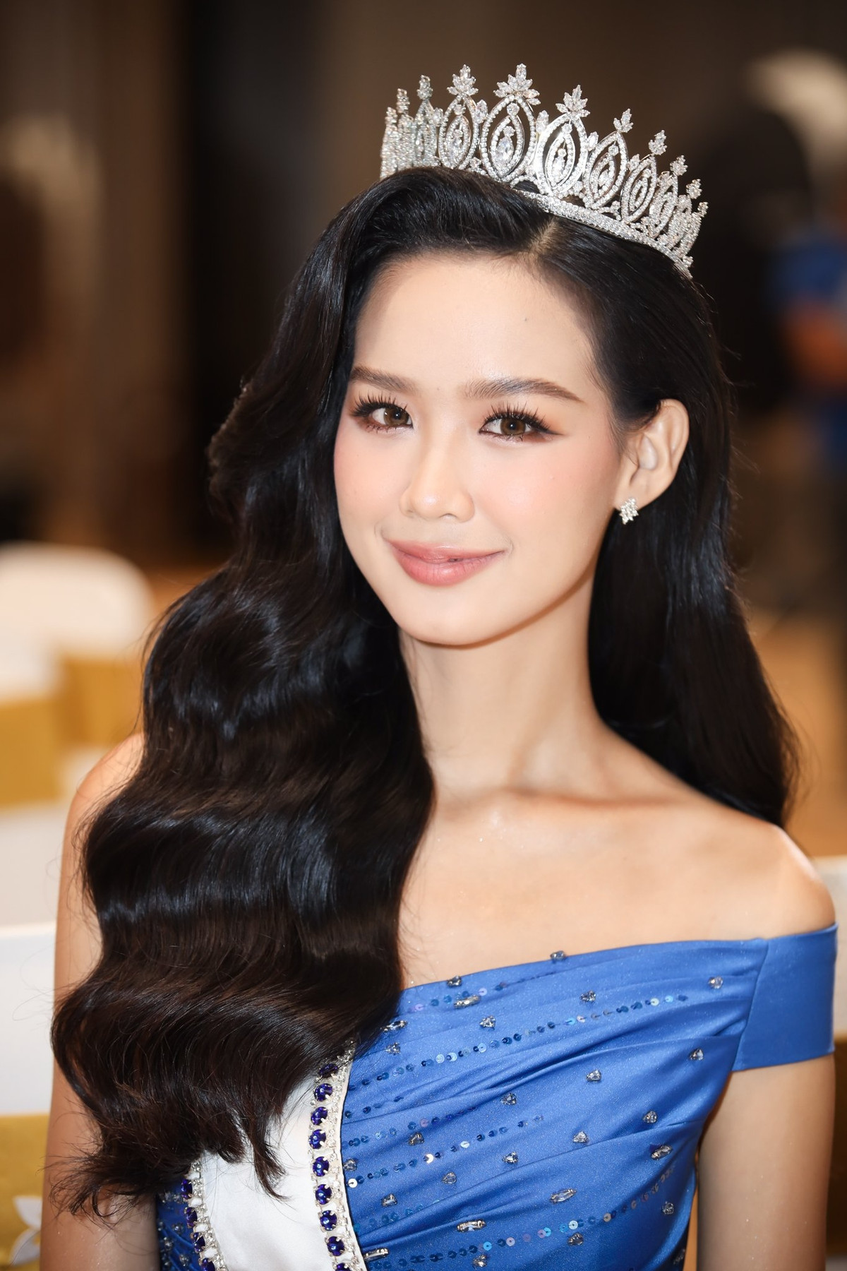 Hai á hậu diện trang phục đồng điệu. Lê Nguyễn Bảo Ngọc sinh năm 2001, đến từ Cần Thơ, là sinh viên Đại học Quốc gia TP.HCM.