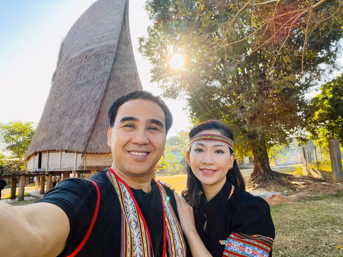 Quyền Linh thân thiết bên MC Mỹ Vân ở Kon Tum.