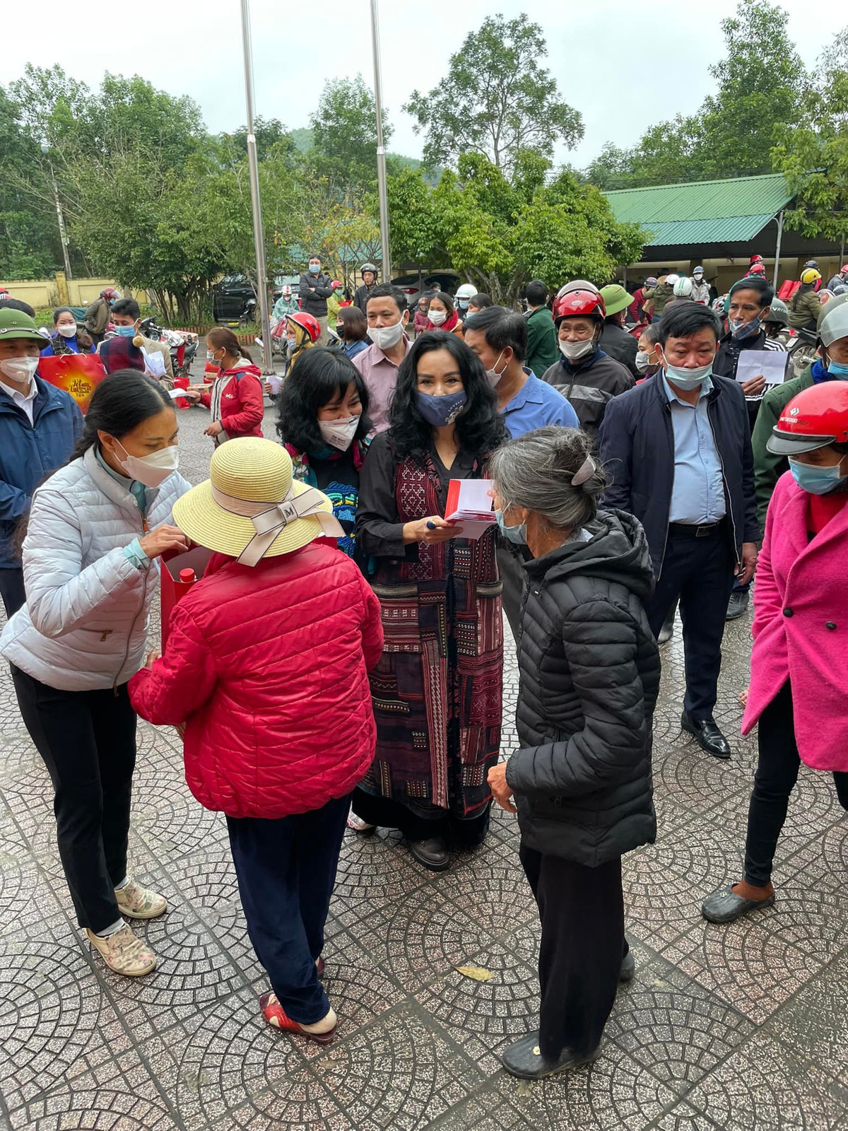 Thanh Lam đi trao quà từ thiện.