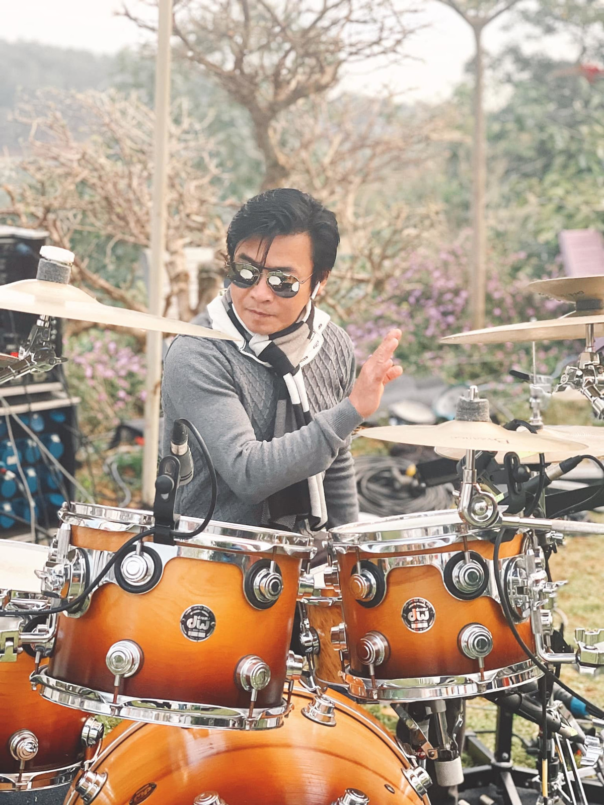 Nhạc sĩ Tuấn Thăng viết: "Nếu vận mệnh đã an bài, hà tất phân bua ai đúng ai sai".