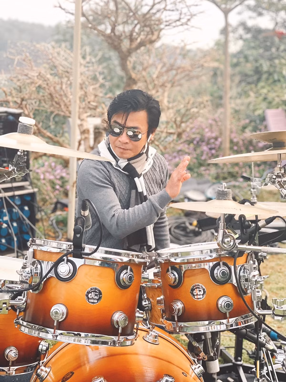 Nhạc sĩ Tuấn Thăng viết: "Nếu vận mệnh đã an bài, hà tất phân bua ai đúng ai sai".