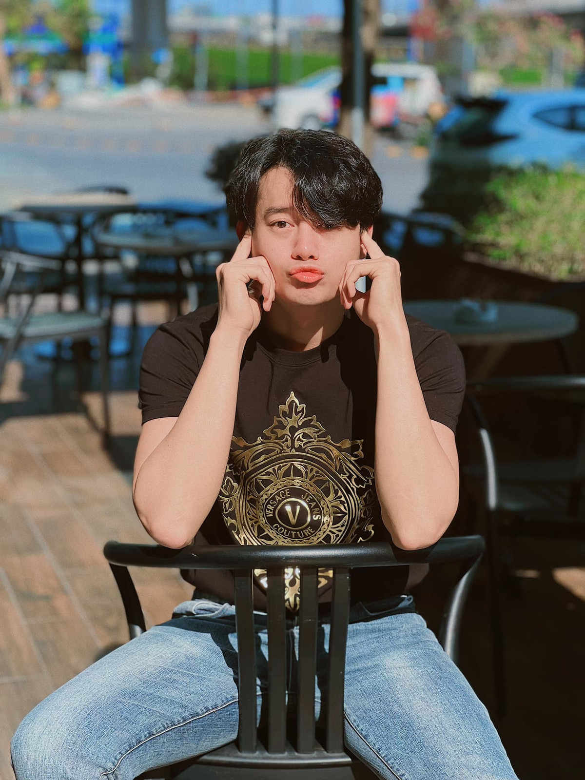 Sao Việt hôm nay 15/1: Diễn viên Anh Dũng đăng ảnh đẹp trai như thường lệ. Lần hiếm hoi, anh tạo dáng đáng yêu thay vì "ngầu" như thường lệ.