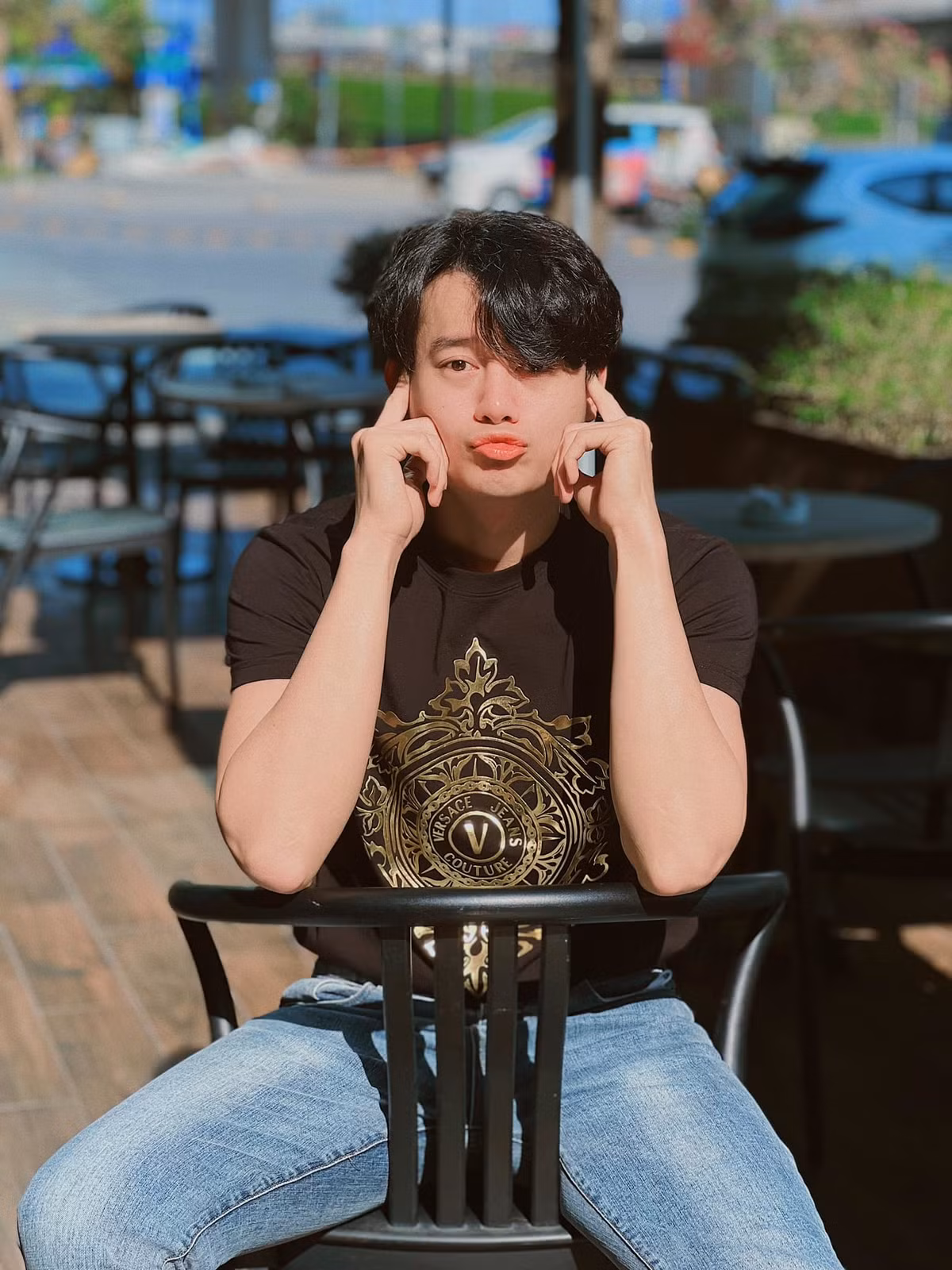 Sao Việt hôm nay 15/1: Diễn viên Anh Dũng đăng ảnh đẹp trai như thường lệ. Lần hiếm hoi, anh tạo dáng đáng yêu thay vì "ngầu" như thường lệ.