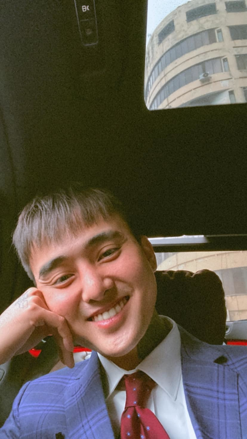 Ca sĩ Đạt G mặc vest bảnh bao đi làm.