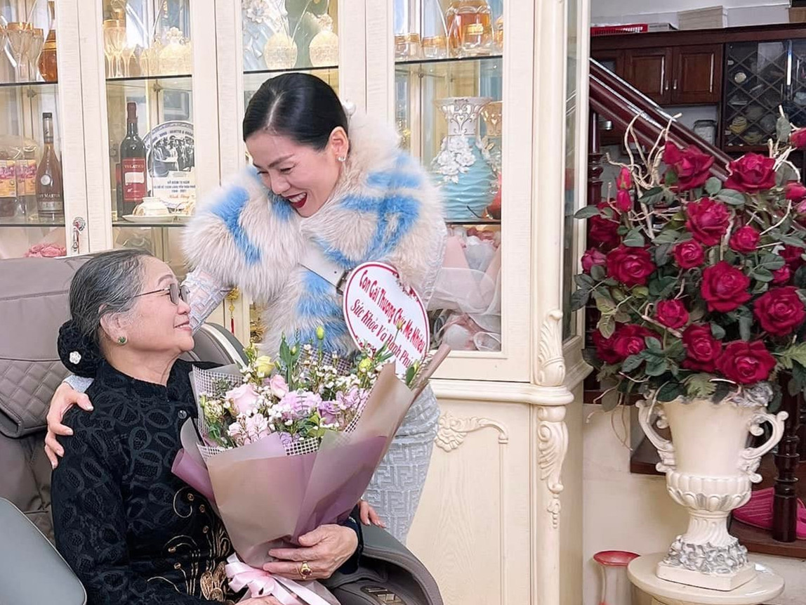 Lệ Quyên bỏ hết việc khi hay tin mẹ ốm.