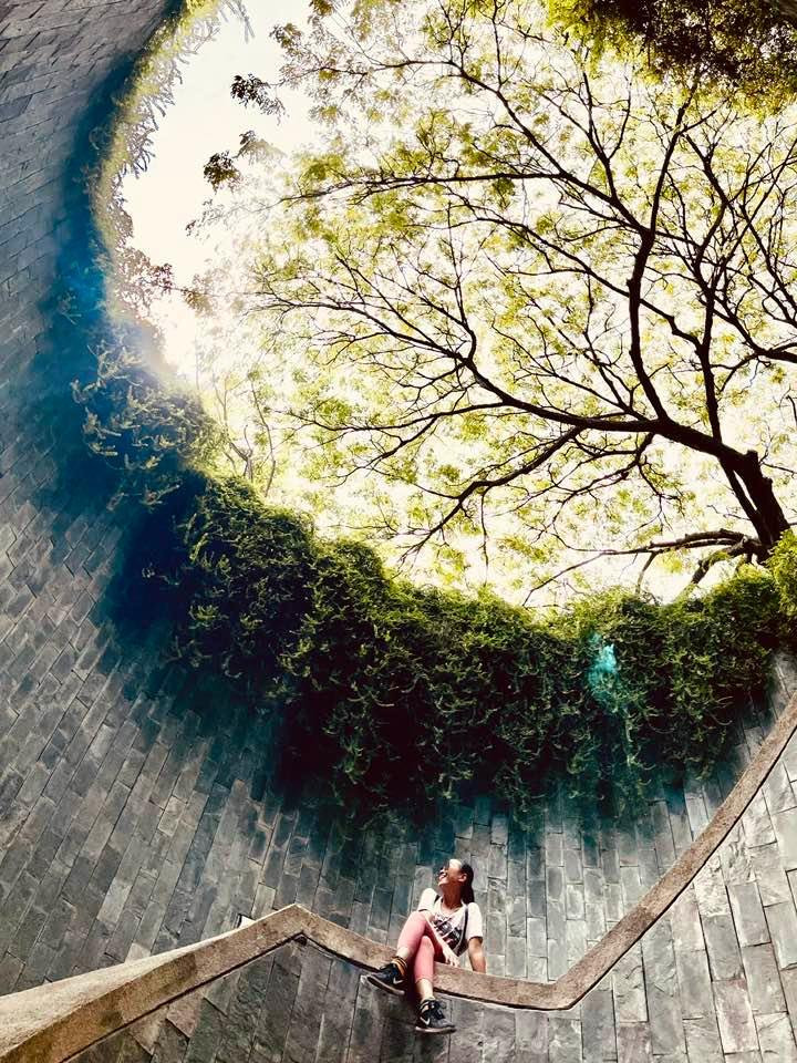 Ca sĩ Đoan Trang hòa mình vào thiên nhiên.