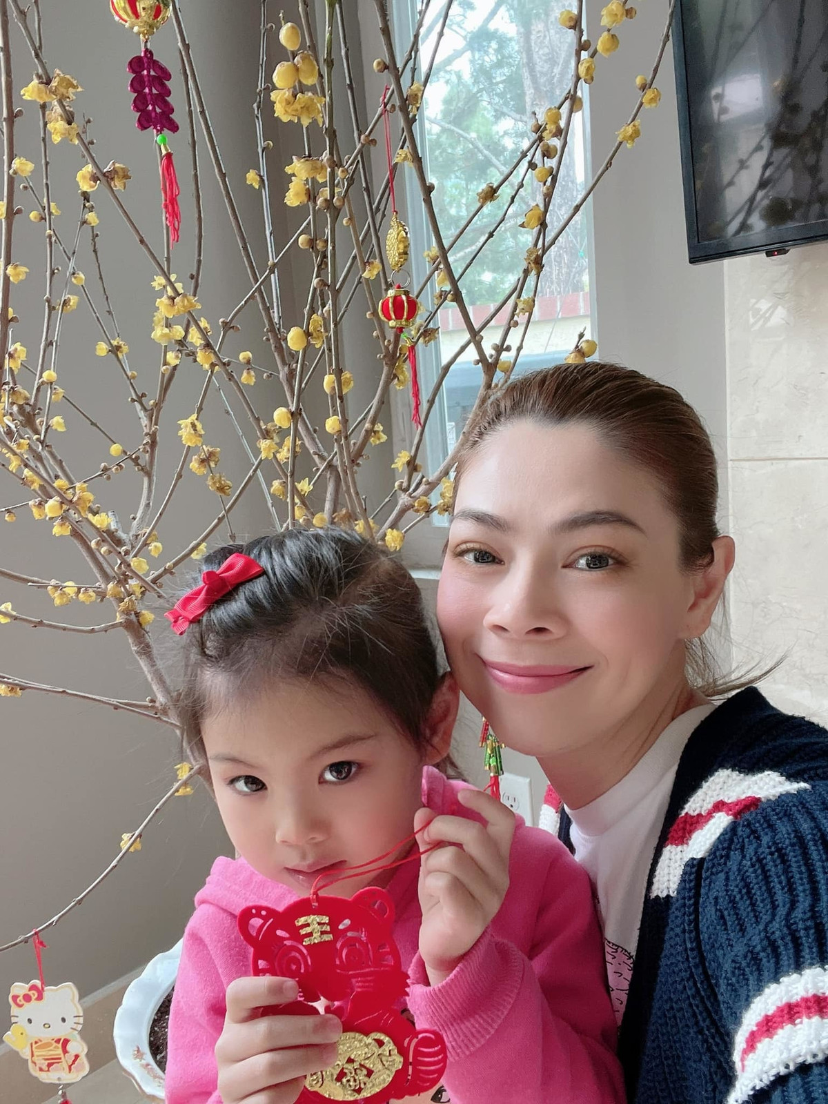 Thanh Thảo chơi với con, khoe chồng đảm.