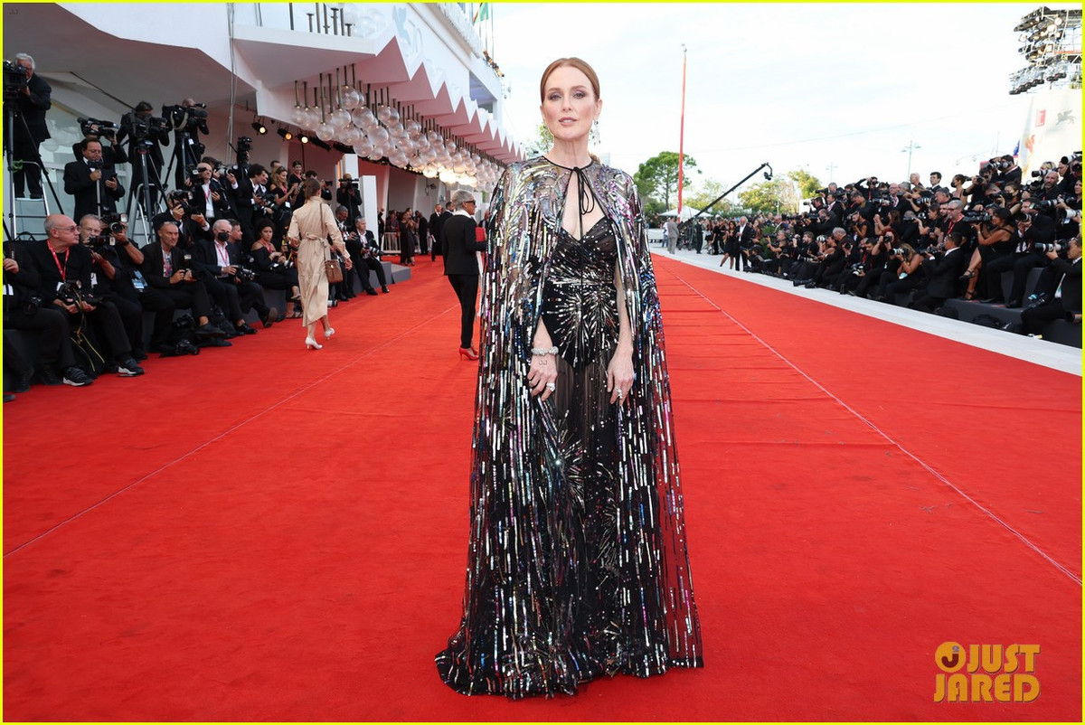 Sieu mau noi y dien dam hong noi bat tren tham do LHP Venice 2022-Hinh-3