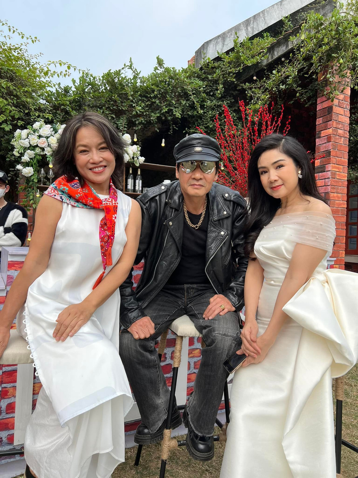 Võ Hoài Nam thân thiết bên NSND Thu Hà và diễn viên Tú Oanh.