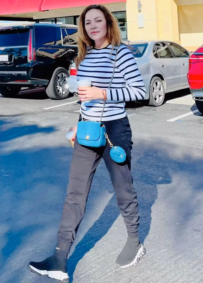 Thanh Hà mặc trẻ trung dạo phố.