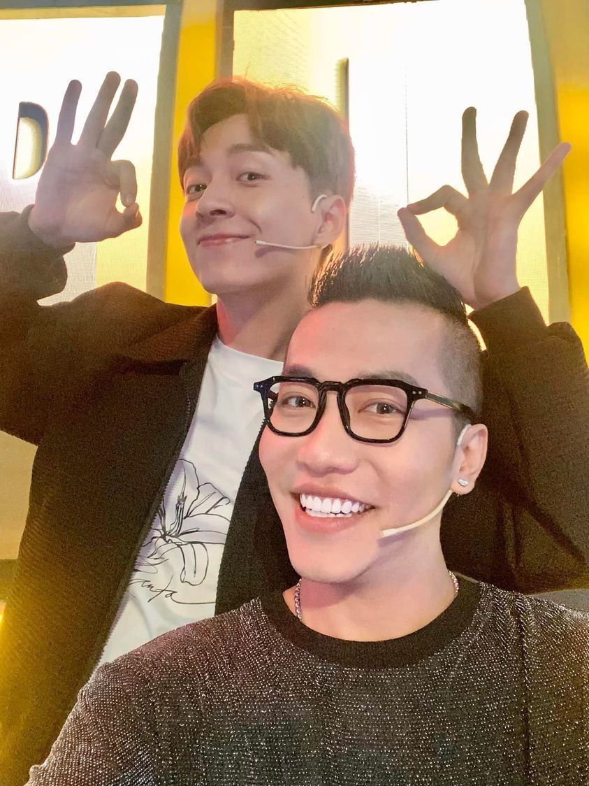 MC Hoàng Rapper gặp Ngô Kiến Huy khi đi diễn.