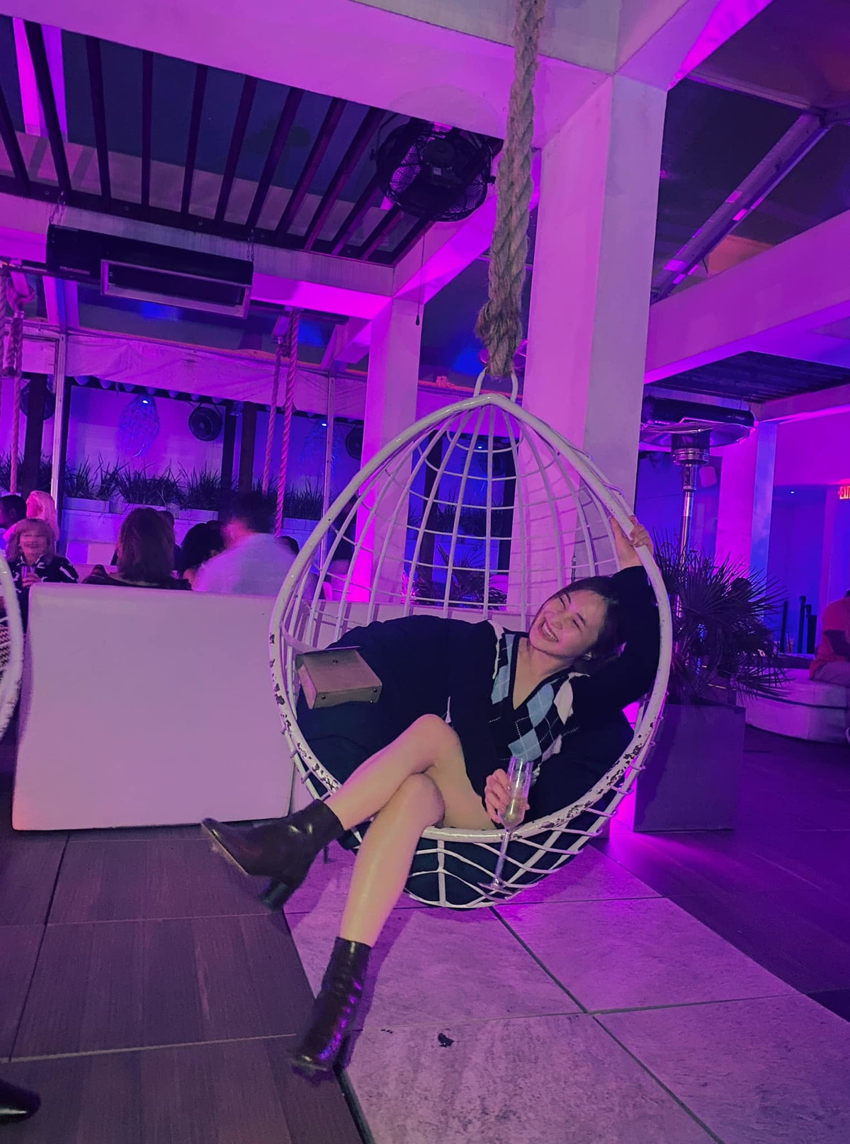 Ca sĩ Charmy Pham (Hương Tràm) nhí nhảnh.