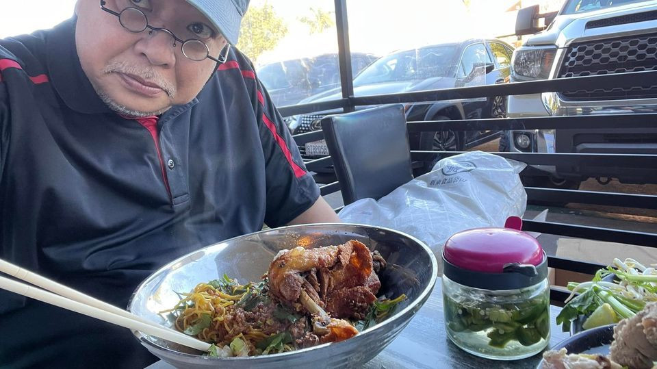 Cựu diễn viên Lê Tuấn Anh mê gà quay.