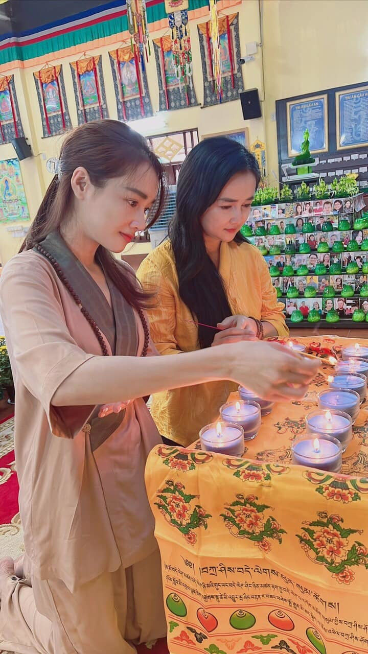 Diễn viên Nhã Phương lên chùa đầu năm.
