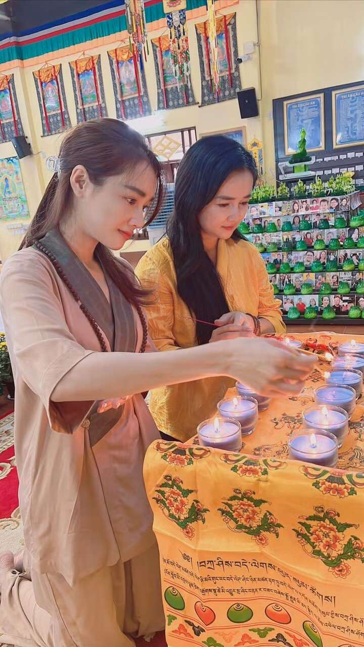 Diễn viên Nhã Phương lên chùa đầu năm.
