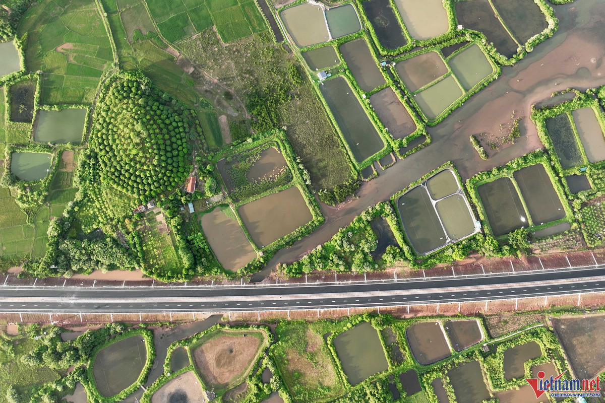 Hệ thống giao thông thông minh ITS được trang bị hiện đại với 66 camera có thể quan sát và nhìn rõ các vật thể ở khoảng cách 1km. Hệ thống camera này ghi hình liên tục 24/24 trong mọi điều kiện thời tiết. (Cao tốc Vân Đồn - Tiên Yên có chiều dài 80km, kinh phí đầu tư hơn 12 nghìn tỷ đồng).