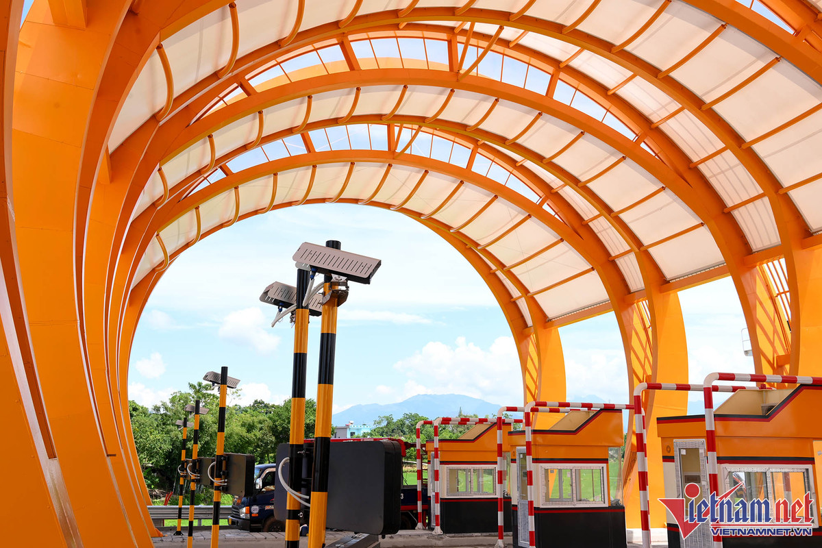 Trạm thu phí cao tốc Vân Đồn - Móng Cái được đặt ở khu vực giáp TP Móng Cái. 