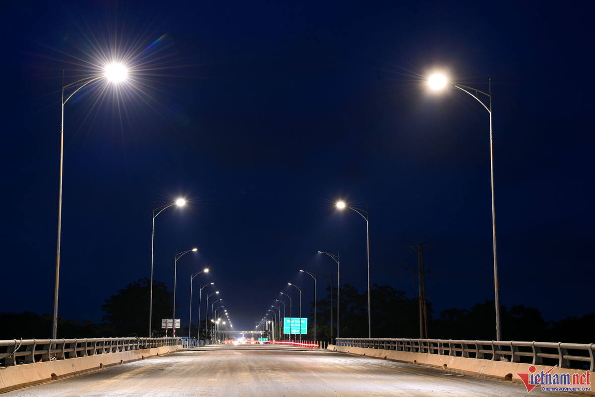 Cao tốc Vân Đồn – Móng Cái sở hữu hệ thống chiếu sáng hiện đại bậc nhất cả nước. 