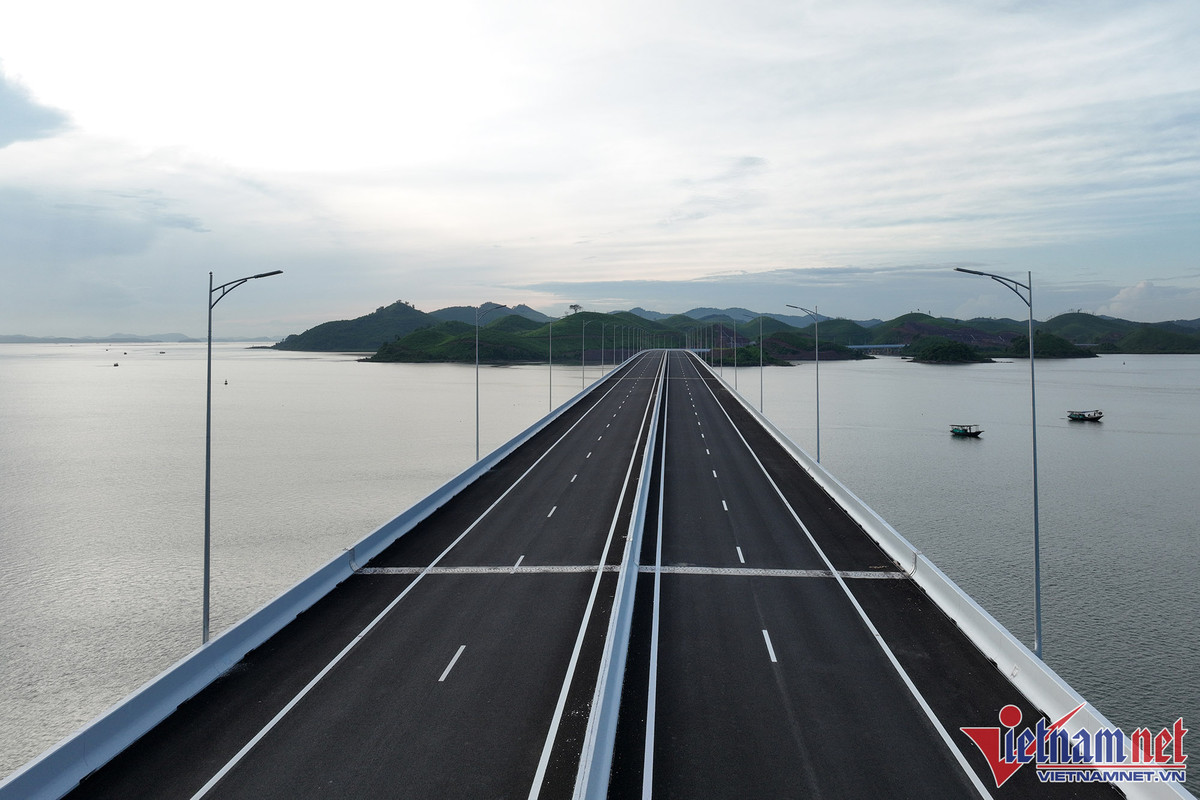 Tổng mức đầu tư cao tốc này là hơn 12 nghìn tỷ đồng. Trong đó tuyến Vân Đồn - Tiên Yên dài 16km đầu tư bằng vốn ngân sách tỉnh Quảng Ninh. Tuyến Tiên Yên - Móng Cái thực hiện theo hình thức đối tác công tư (PPP) và BOT. (Cao tốc Vân Đồn - Móng Cái sở hữu 32 cây cầu vượt biển, sông suối. Trong ảnh là cầu Vân Tiên, cây cầu vượt biển dài nhất Quảng Ninh với 1,5km).