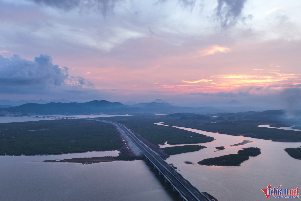 Tính đến nay, cao tốc Vân Đồn - Móng Cái đã hoàn thành 98% tiến độ công việc. Trên công trường bất kể ngày và đêm, hàng trăm công nhân chia làm nhiều ca, gấp rút thi công các hạng mục như thảm nhựa, sơn vạch kẻ đường, lắp đặt hệ thống biển báo để kịp tiến độ bàn giao. (Cao tốc Vân Đồn - Móng Cái đi vào hoạt động sẽ nâng tổng số km cao tốc ở Quảng Ninh lên 176km). 