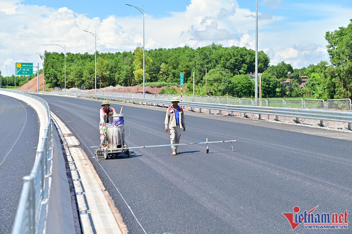 Ngoài thiết kế 4 làn xe cơ giới, bề rộng nền đường 25,25m, vận tốc thiết kế 120km/h, cao tốc Vân Đồn – Móng Cái còn sở hữu nhiều cây cầu vượt biển, sông suối với 32 cây cầu trên tuyến chính, tổng chiều dài là hơn 7,9km (chiếm 10% tổng chiều dài tuyến). (Công nhân đang hoàn thiện một số hạng mục cuối như sơn vạch kẻ đường, lắp biển báo).