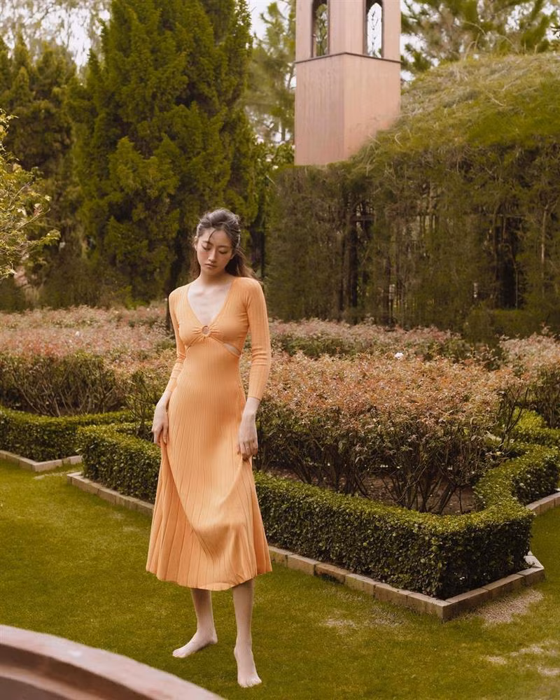 Thả rông tức là bạn không mặc bra, vậy nên chất liệu cho chiếc áo mặc ngoài rất quan trọng. Lương Thùy Linh đủ khôn khéo khi lựa chọn chất vải để không bị hớ hênh khi thả rông nhưng lại để lộ rất nhiều khuyết điểm như xương ngực gồ ghề...