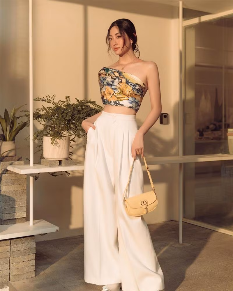 Hoa hậu Lương Thùy Linh chẳng cần đợi hết nhiệm kỳ mới hở bạo bởi cô nàng vô cùng nghiện thả rông.