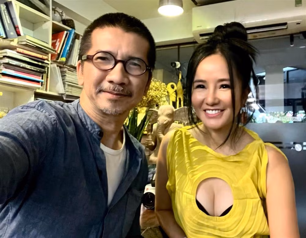 Khoảng hở lớn giữa ngực không chỉ giúp cô Bống khoe vòng 1 căng đầy mà còn lộ ra cả nội y tối màu kém duyên.