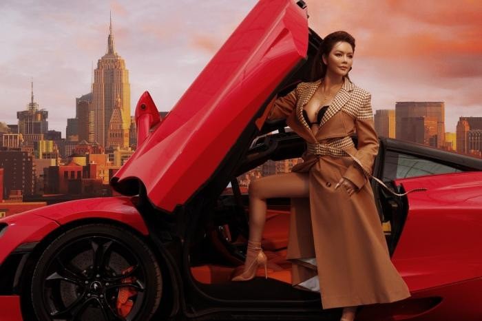 iện chiếc áo trench coat sang chảnh, đi giày hàng hiệu nhưng điều khiến dân tình chú ý hơn cả khi nữ diễn viên không mặc kèm áo bên trong mà để lộ nội y lẫn vòng 1 táo bạo.