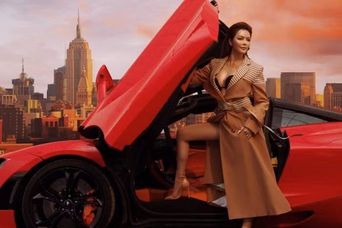 Diện chiếc áo trench coat sang chảnh, đi giày hàng hiệu nhưng điều khiến dân tình chú ý hơn cả khi nữ diễn viên không mặc kèm áo bên trong mà để lộ nội y lẫn vòng 1 táo bạo.