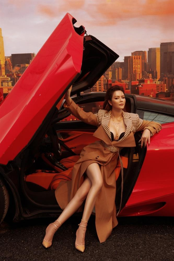 ới đây, Lý Nhã Kỳ tiếp tục xả loạt ảnh thả dáng nóng bỏng bên siêu xe. Ngồi trong chiếc xe tiền tỷ màu đỏ chói lòa nên cô cũng phải lên đồ sặc mùi tiền từ đầu đến chân.