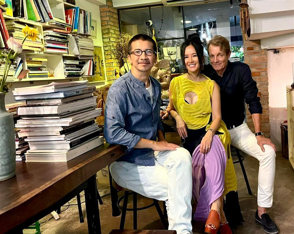 ừa qua, diva Hồng Nhung cũng mất điểm vì chọn kiểu áo khoét ngực chí mạng.