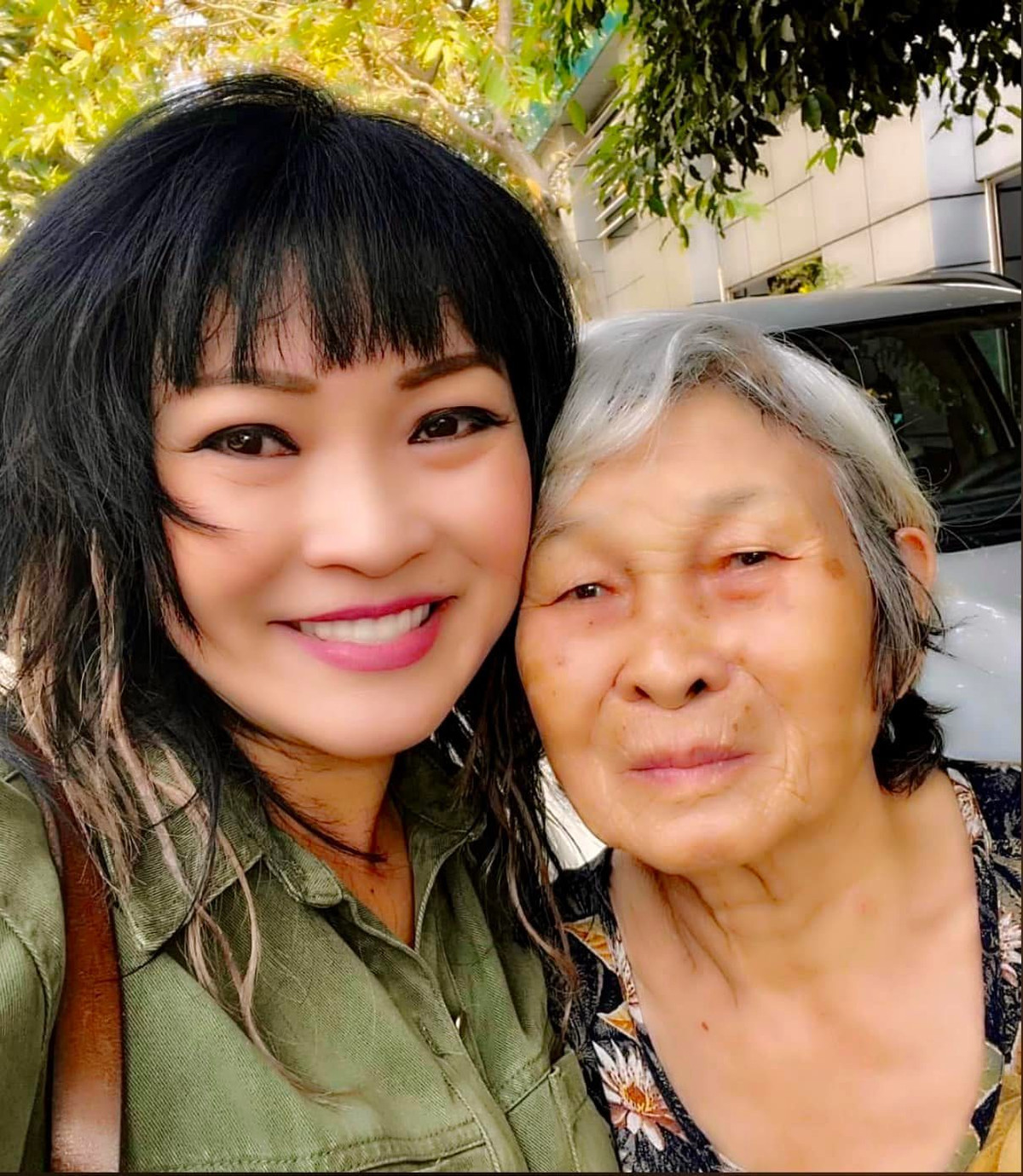 Phương Thanh bên mẹ "như hai chị em dễ thương".