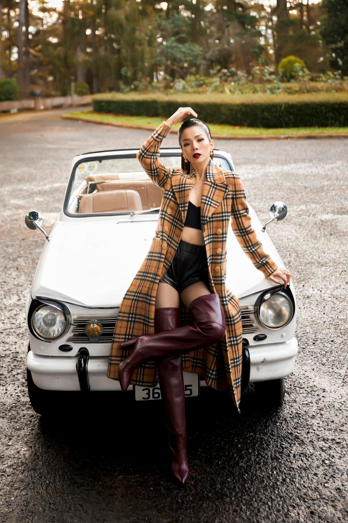 Sao Việt hôm nay 20/1: Chụp phong cách cổ điển, Lệ Quyên vẫn sexy khó rời mắt.