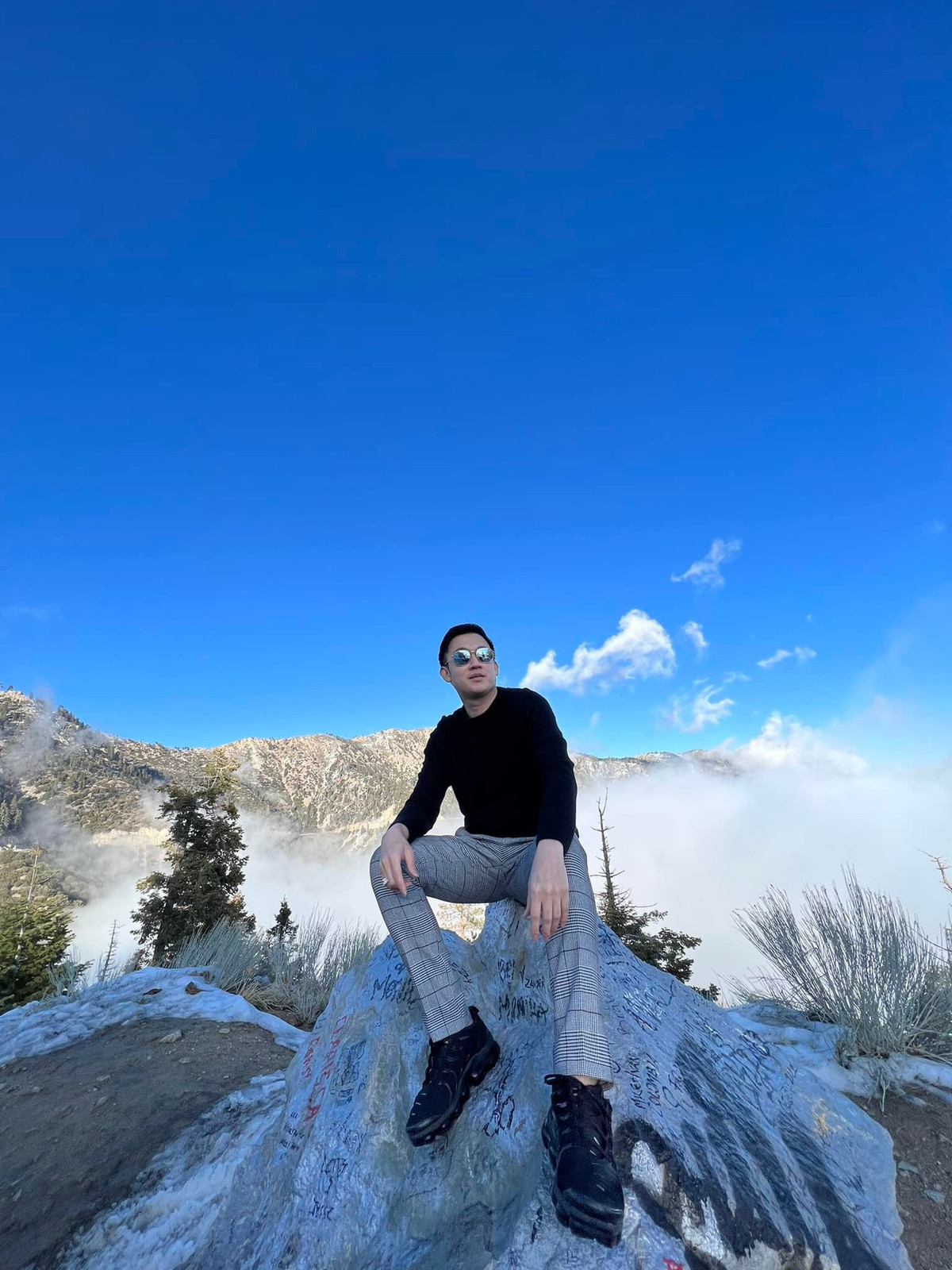 Ca sĩ Dương Triệu Vũ chơi núi tuyết.