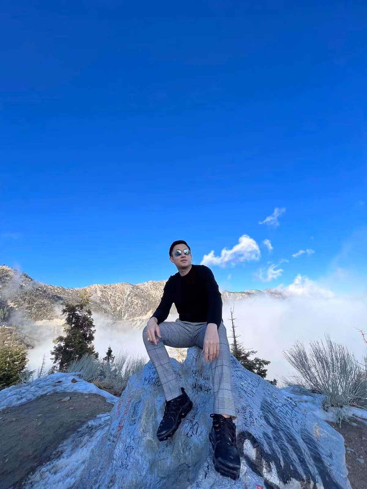 Ca sĩ Dương Triệu Vũ chơi núi tuyết.