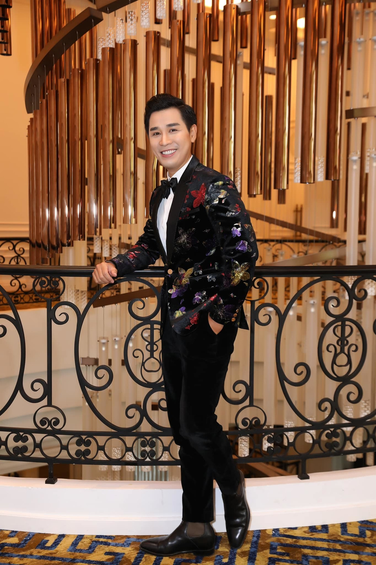 MC Nguyên Khang khoác vest sang trọng.