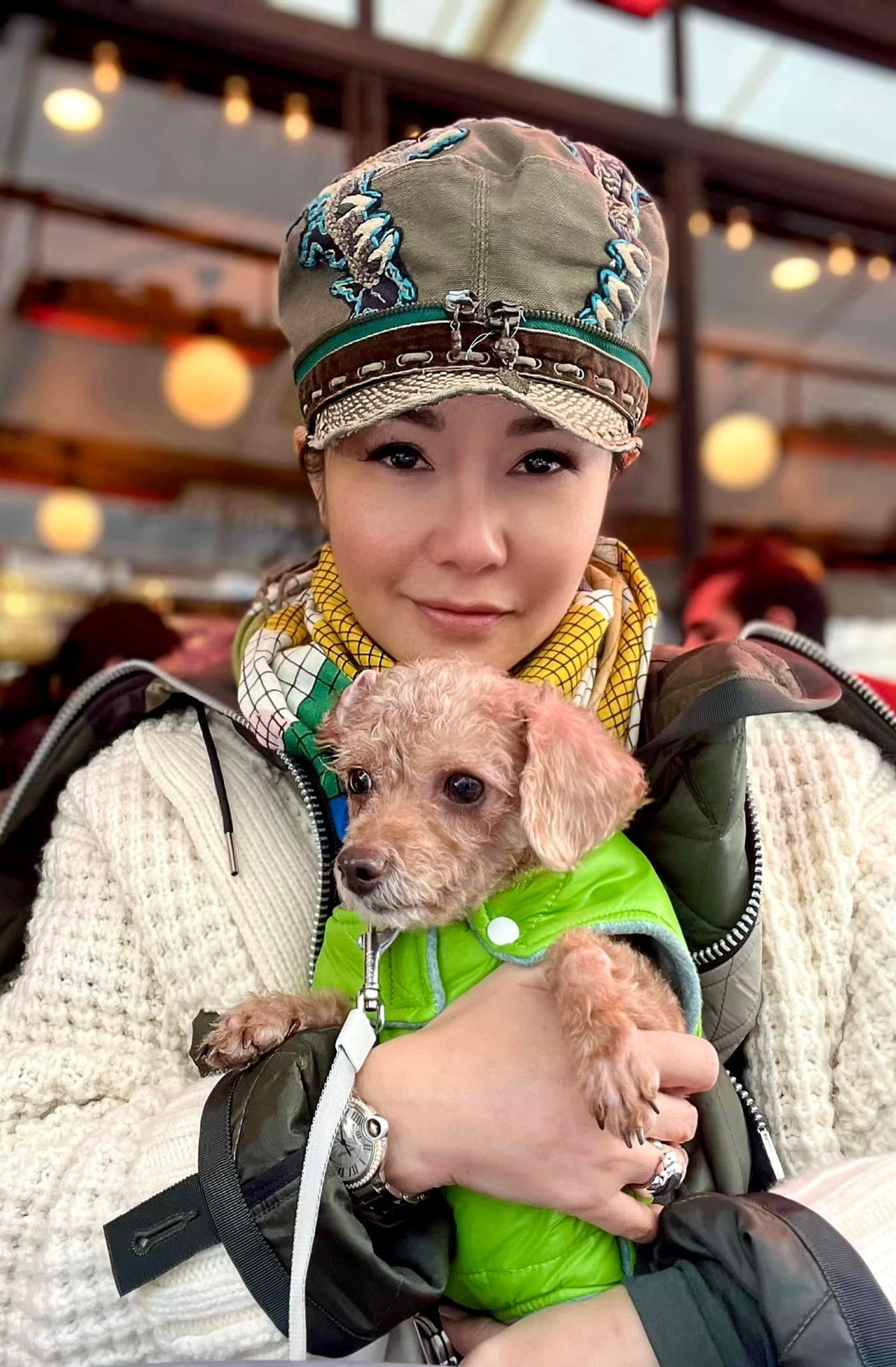 Con gái đi học, diva Hồng Nhung bế cún cưng đi chơi.