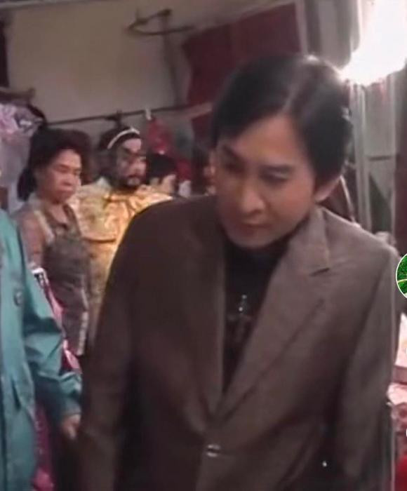 Khung hinh hiem hoi cua Kim Tu Long va vo hai khi con tre-Hinh-3