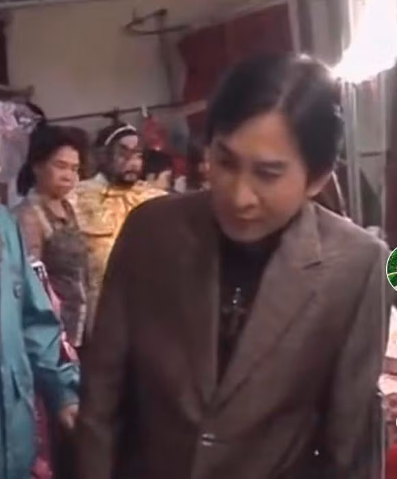 Khung hinh hiem hoi cua Kim Tu Long va vo hai khi con tre-Hinh-3