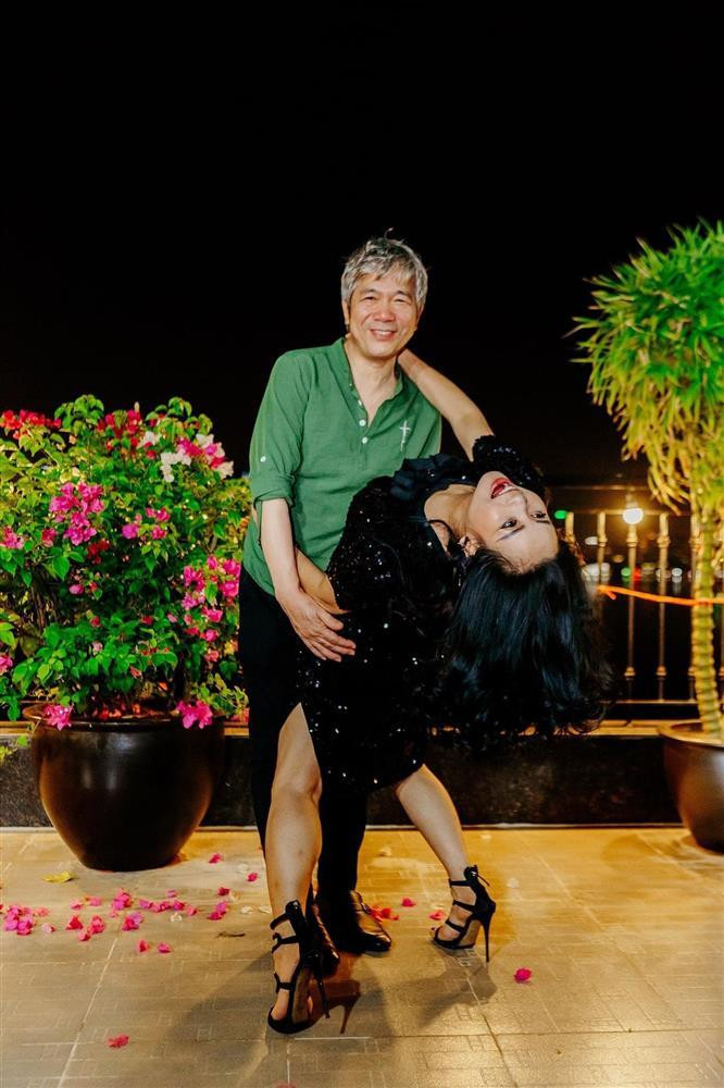 ạo dáng hài hước, dễ thương của cặp đôi nổi tiếng.