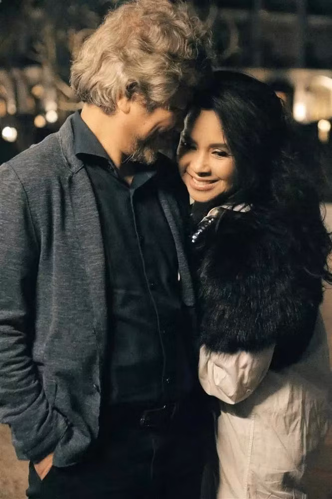 Theo giọng ca 6X, họ bén duyên qua một lần Thanh Lam tìm tới tới nam bác sĩ để mổ mắt, chữa lão thị.