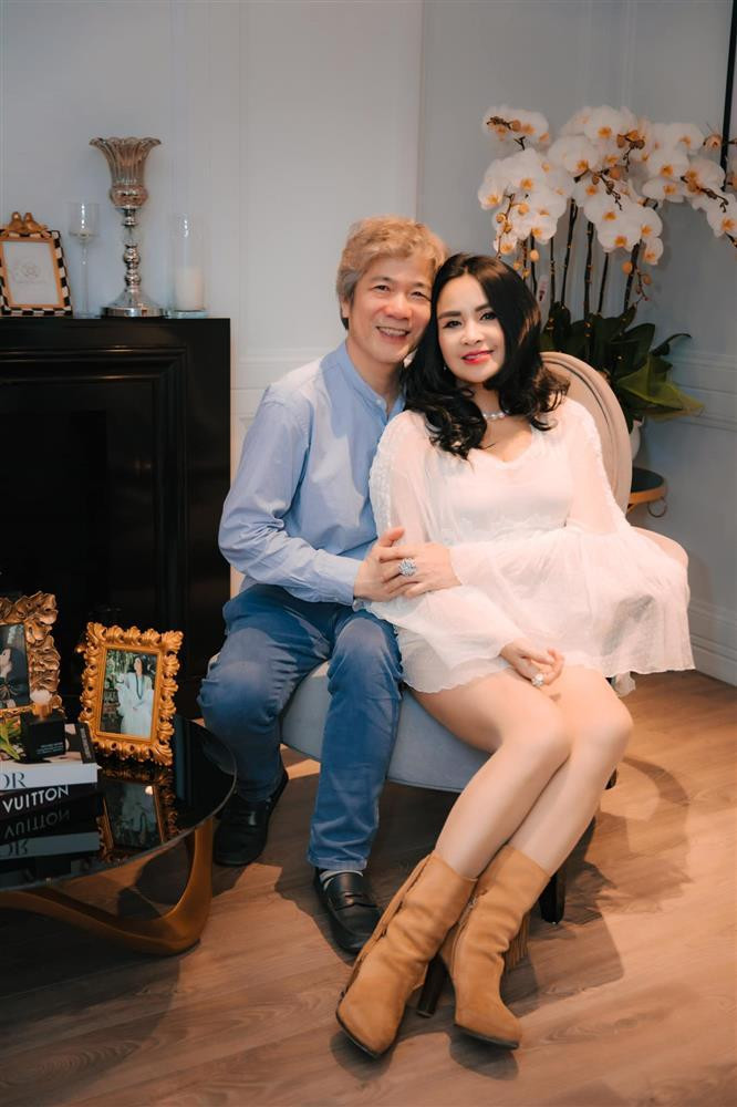 hanh Lam chính thức công khai hẹn hò bác sĩ Bùi Tiến Hùng vào tháng 6/2020. Đây cũng là bạn trai đầu tiên diva công khai sau khoảng 10 năm ly hôn nhạc sĩ Quốc Trung.