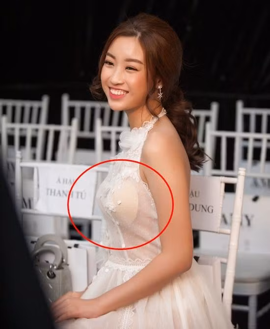 Đỗ Mỹ Linh chọn một mẫu đầm tông trắng chất liệu vải xuyên thấu lộ rõ miếng mút trắng.