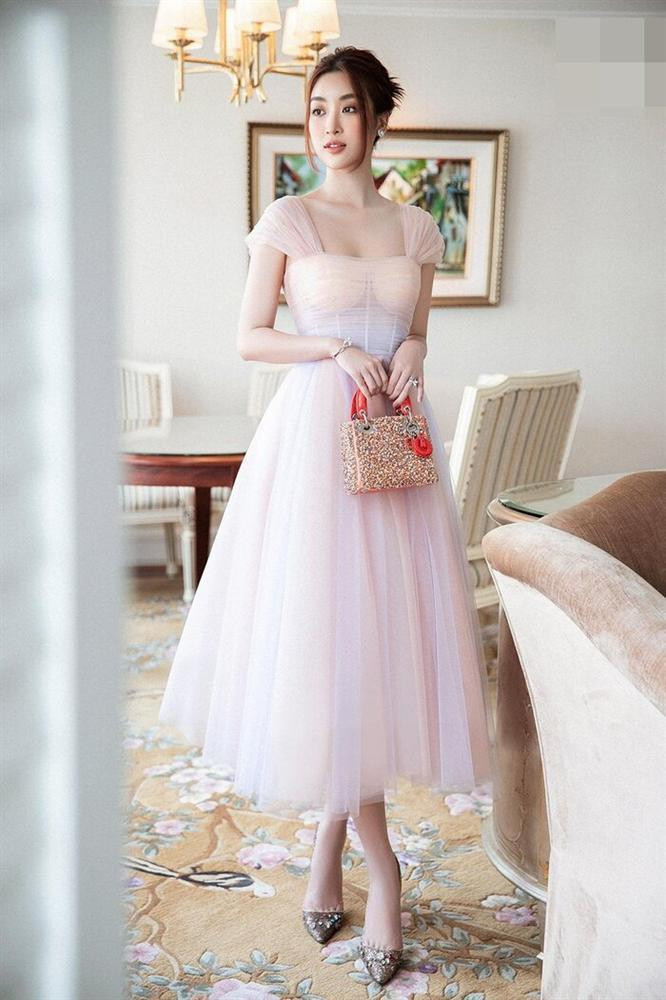 hiếc đầm voan bồng bềnh màu hồng lại có chi tiết cúp ngực màu be lộ liễu rất dễ khiến chủ nhân rơi vào cảnh lộ nội y.