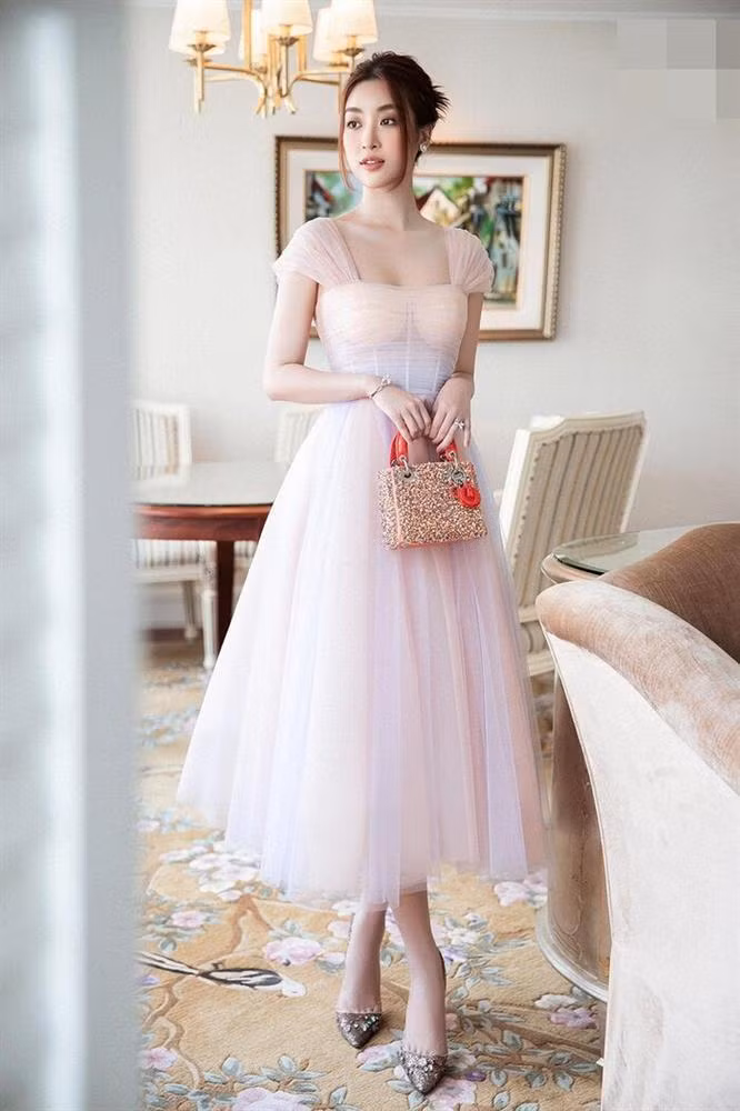 Chiếc đầm voan bồng bềnh màu hồng lại có chi tiết cúp ngực màu be lộ liễu rất dễ khiến chủ nhân rơi vào cảnh lộ nội y.