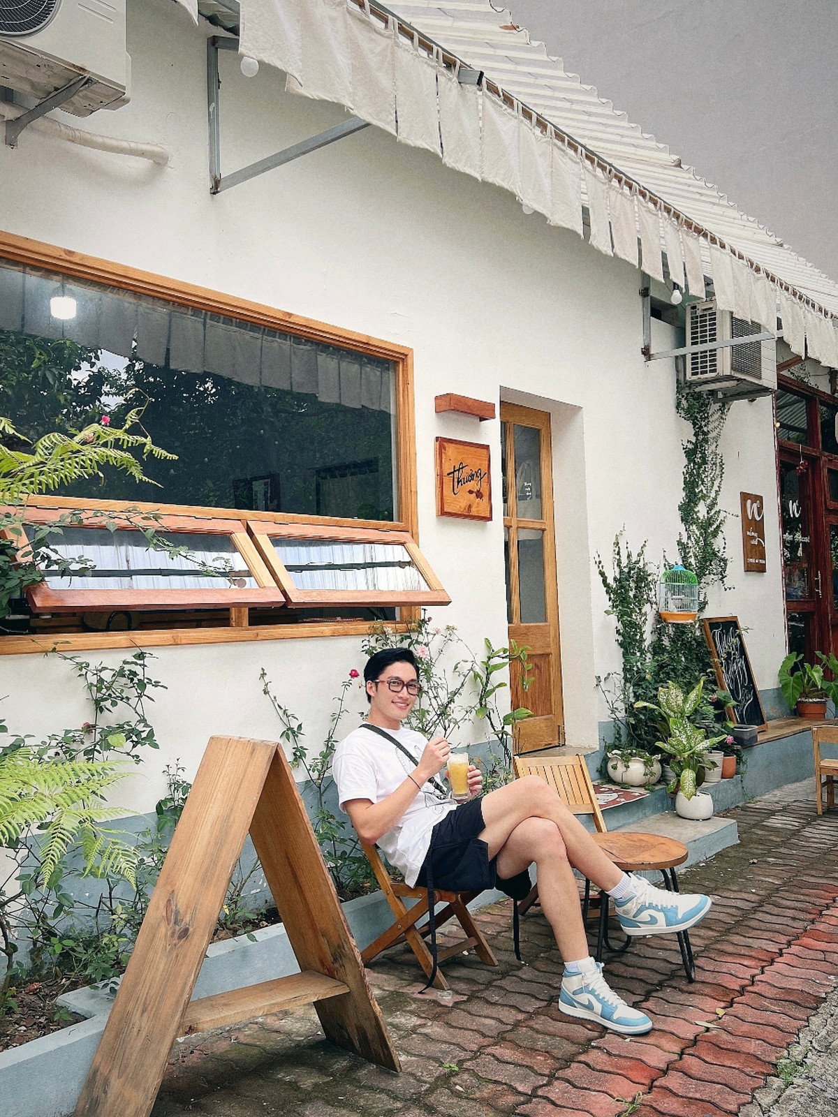 Diễn viên Đình Tú có những phút giây xả hơi dịp nghỉ lễ.