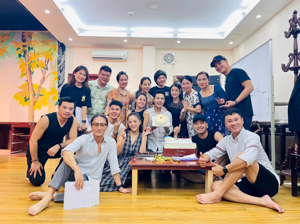 Thu Quỳnh cùng đồng nghiệp tổ chức tiệc sinh nhật cho diễn viên Thanh Sơn.