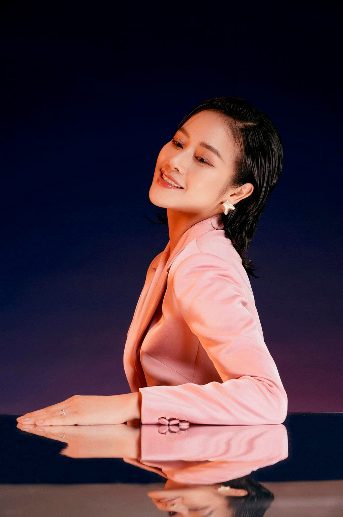 Phí Linh đăng hình làm việc nghiêm túc, chuyên nghiệp nhưng không kém phần xinh đẹp.